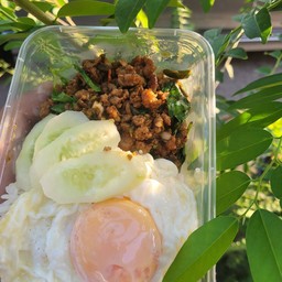 ข้าวราดผัดเผ็ดหมู+ไข่ดาว