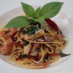 สปาเก็ตตี้เบคอนผัดพริกแห้ง Stir-Fried Spaghetti with Dried Chili and Crispy bacon