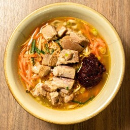 มิโซะรสเผ็ดและโซบะผักหมู