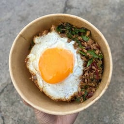 หมูอ้วนกะเพราพริกแห้ง