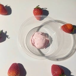 กรีกโยเกิร์ต รสสตอเบอรี่ ไซร์ S  ตามใจลูกค้า  เลือกผลไม้ + ท็อปปิ้งได้ 3 อย่างงับ แถมน้ำผึ้งงับ