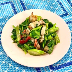 ผัดผักคะน้าหมูกรอบ