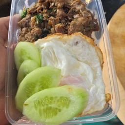 ข้าวราดไก่ผัดพริกแกง+ไข่ดาว
