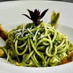 สปาเก็ตตี้เพรสโต้ซอสกุ้ง Spaghetti Pesto(Basil) sarce with prawns
