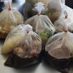 ก๋วยเตี๋ยวเรือน้ำตก ธรรมดา กลับบ้าน