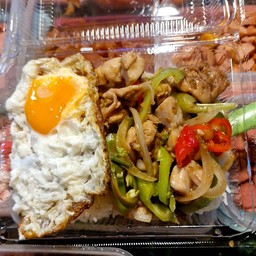 หมูผัดพริกสดราดข้าว