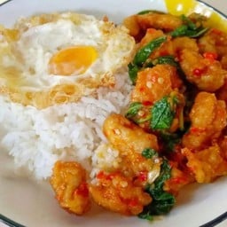 กระเพราไก่กรอบราดข้าว