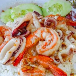 ทะเลกระเทียมราดข้าว