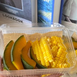 เซ็ทฟักทองญี่ปุ่นและข้าวโพดต้ม