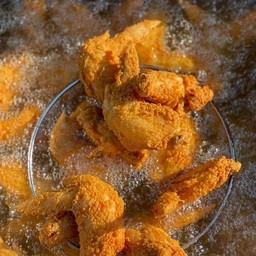 ปีกไก่ & น่องไก่ ทอด = จิ้มซอส