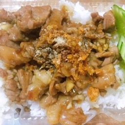 เนื้อกระเทียมราดข้าว