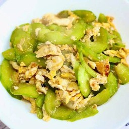 แตงกวาผัดไข่ราดข้าว