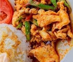ผัดพริกแกงไก่ราดข้าว