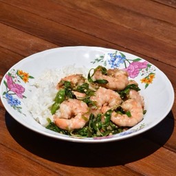 ข้าวกะเพรากุ้ง