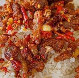 ข้าวหมูคั่วพริกเกลือ