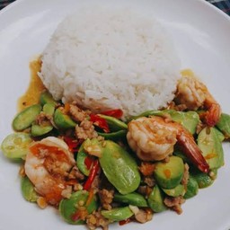 กุ้งผัดเผ็ดสะตอ ราดข้าว