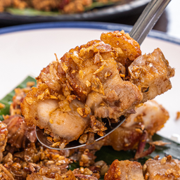 หมูกรอบทอดกระเทียม (กับข้าว)