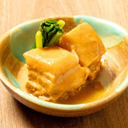 หมูสามชั้นตุ๋นกับซอสมิโสะขาว