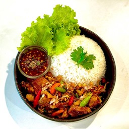 ข้าวหมูทอดกระเทียมพริก น้ำจิ้มแจ่ว