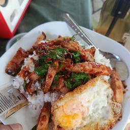 พริกแกงหมูกรอบ