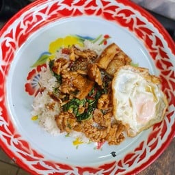 ฮัทกะเพราถาด ลานทอง