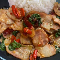 ข้าวกะเพราเบคอนขุนช้าง