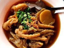 ก๋วยเตี๋ยว ขา ไก่ตุ๋น