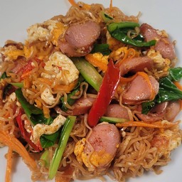 ผัดมาม่าไส้กรอก