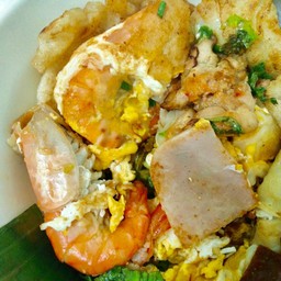 เส้นใหญ่คั่วไก่ หมู กุ้ง ทะเล