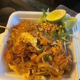 ผัดไทยหมู (เส้นจันทร์)
