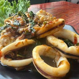 กะเพราปลาหมึก กับข้าว