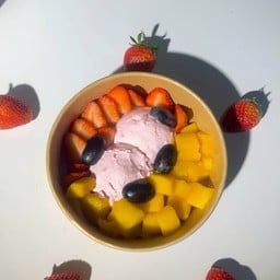 กรีกโยเกิร์ต รสสตอเบอรี่ ไซร์ L  กรีก 2 ลูก จัดให้ สตอเบอรี่ มะม่วง บลูเบอรี่ แถมน้ำผึ้งงับ