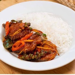 ผัดเครื่องแกงปลาดุกราดข้าวไข่ดาว