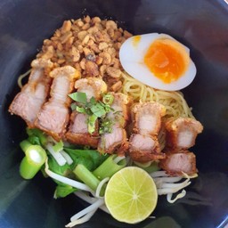 บะหมี่ต้มยำหมู่กรอบ