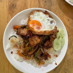 หมูกรอบผัดน้ำพริกเผาราดข้าว