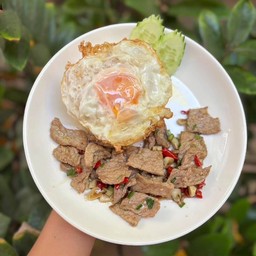 เนื้อคั่วพริกเกลือราดข้าว