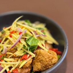 ข้าวไก่ทอด ยำมะม่วง