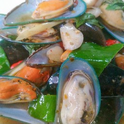 หอยแมลงภู่อบหม้อดินหอมสมุนไพรสุดๆต้องจัด