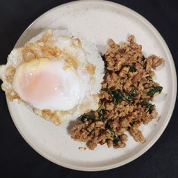 ข้าวกะเพราหมูสับ + ไข่ดาว