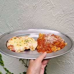 เฟตตูชินี่ไก่ทอดพาร์เมซาน