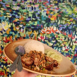 ข้าวสามชั้นรมควันคั่วพริกขี้หนูสวน