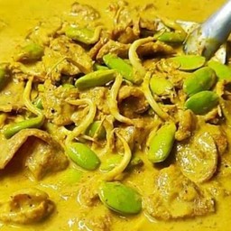 แกงกะทิหมูหน่อเหรียง