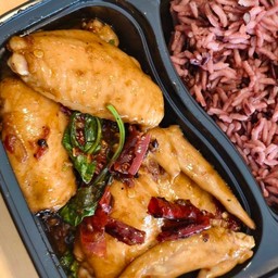 ปีกไก่ผัดพริกแห้งใบโหระพา