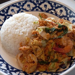 ข้าวห่อหมกทะเลผัดแห้ง