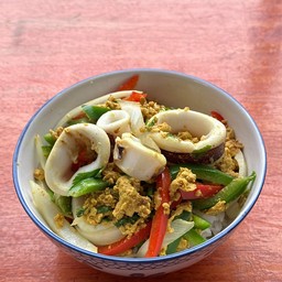 ข้าวหน้าปลาหมึกผัดผงกะหรี่