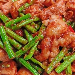 ผัดพริกถั่วใส่ไก่