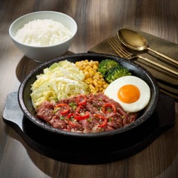 ยากินิกุเนื้อและไข่  เสิร์ฟพร้อมข้าวญี่ปุ่น