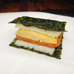 Spam , Eggomelette , Rice , Seaweed