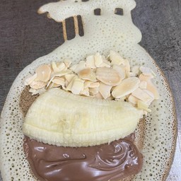 นูเทลล่า+กล้วยหอม+อัลมอนด์