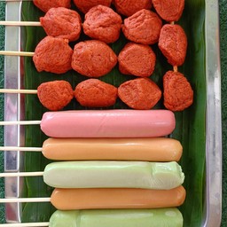 ลูกชิ้นแดง 5 ไม่+ไส้กรอกนม3สี 5 ไม้